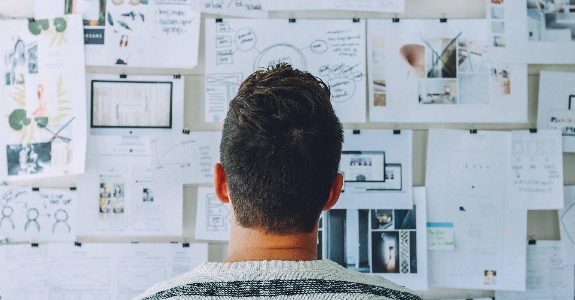 Ragazzo che guarda i progetti